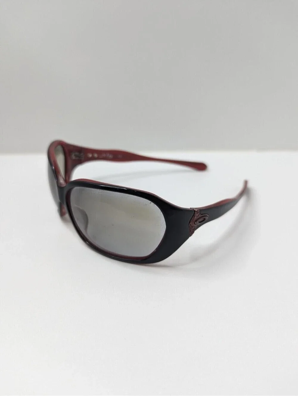Oakley Betray Red And Black Frames Stylish Sunglasses Chic Women's Fashion